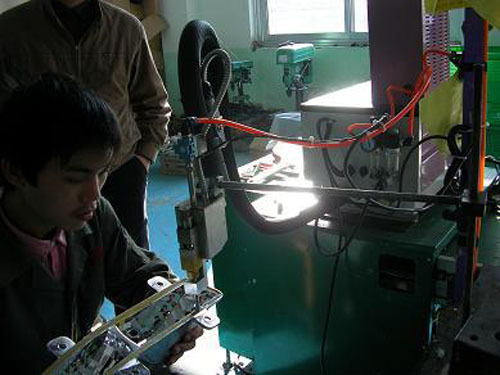 熱熔膠機(jī)在汽車工業(yè)的應(yīng)用